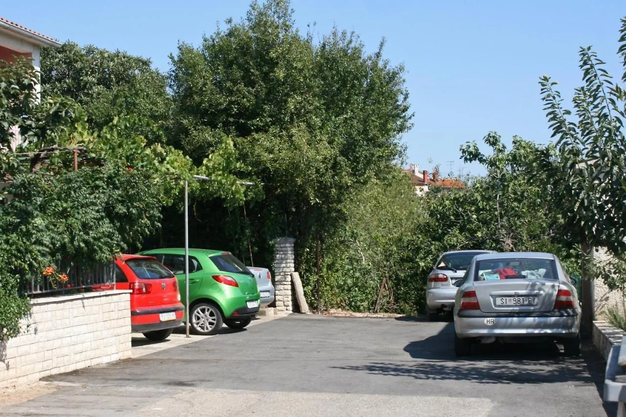 Apartments With A Parking Space Pula - 6985 0*,  Croazia